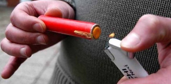 Le esplode un petardo addosso, paura per una ragazza