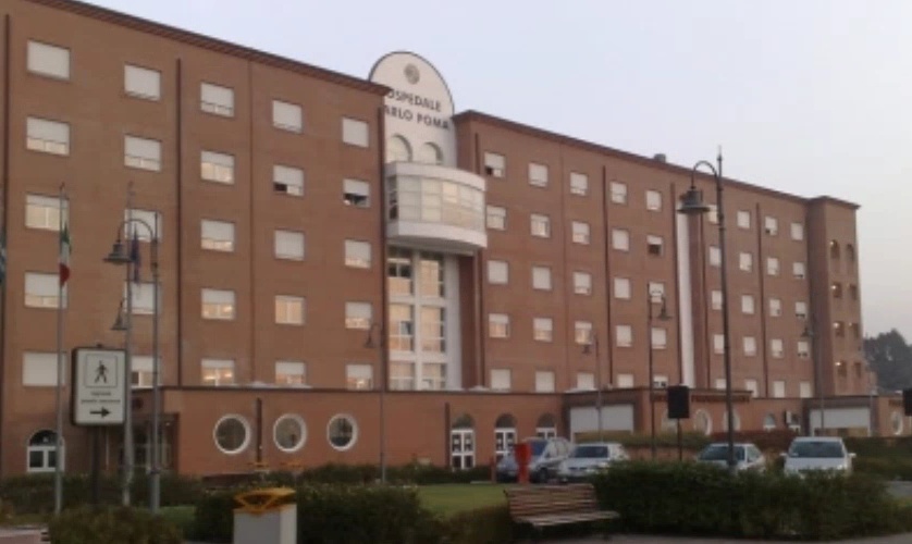 Paura in ospedale, aggredisce infermieri e militari