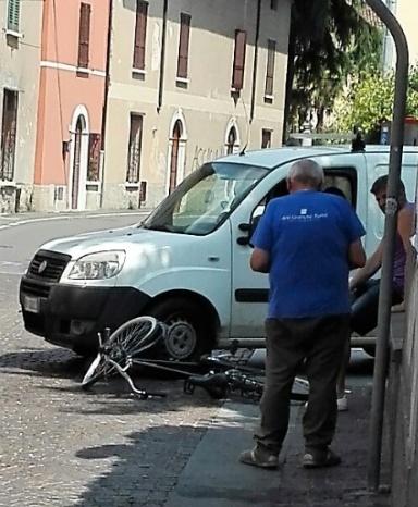 Paura per uno scontro bici-auto