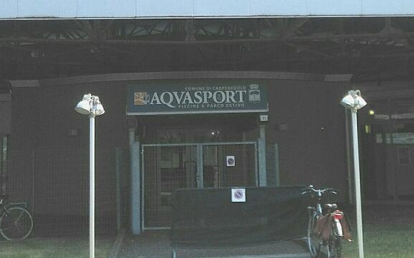 Perde i sensi e cade in acqua