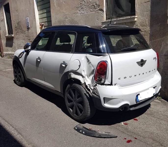 Pirata della strada distrugge un’auto e scappa