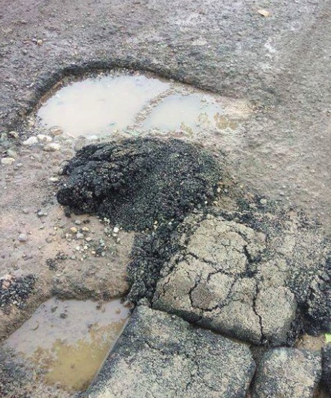 Problema buche, i cittadini si sono rimboccati le maniche per asfaltare Monteverdi