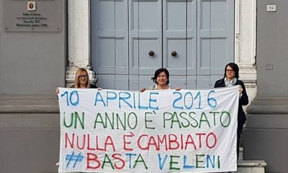 Protesta davanti al Comune: “Basta Veleni”