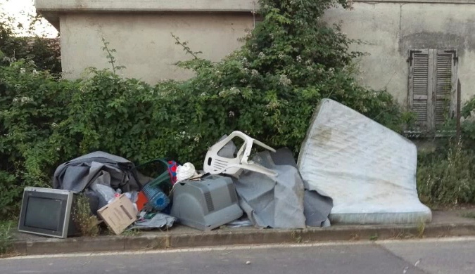 Pulisce il paese, il Comune lo sgrida