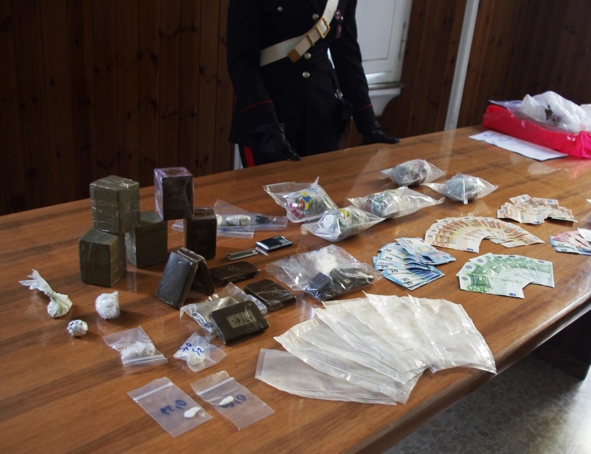 Pusher ai domiciliari: spacciava da casa