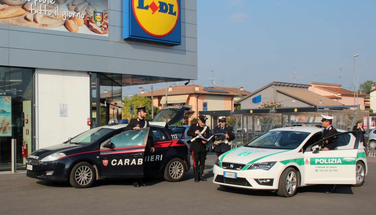 Rapina un cinese per 5 euro e scappa nel supermercato