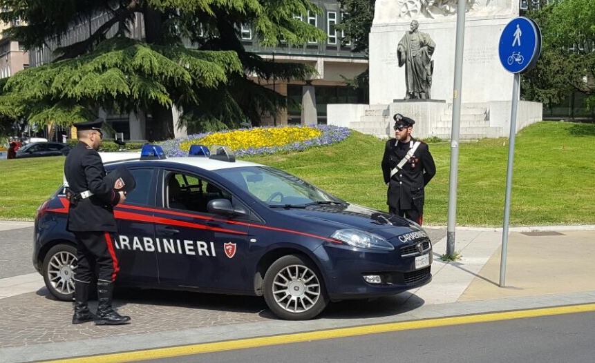 Rapinato e colpito un medico, due arrestati