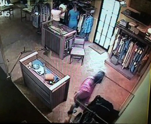 Razzia in negozio: via abiti, pc e contanti