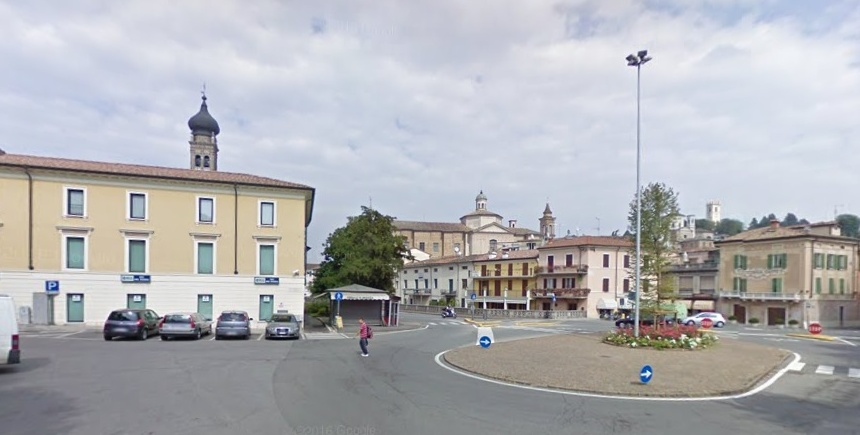 Richiedente asilo 25enne defeca in piazza