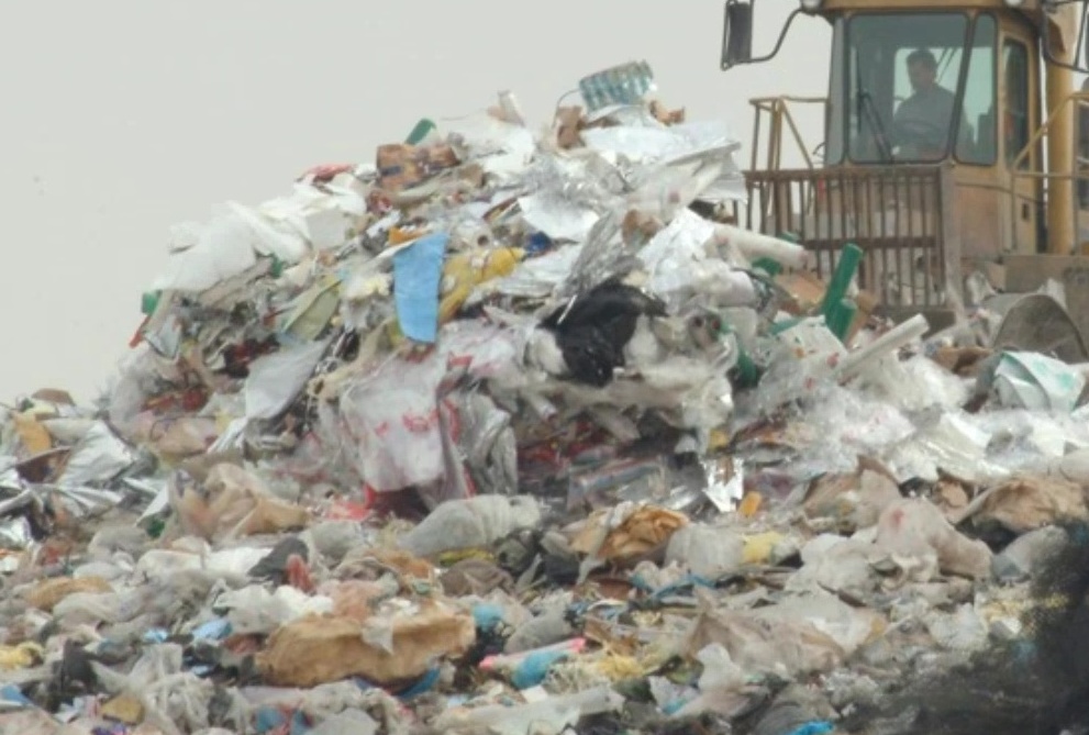 Una raccolta firme contro la nuova isola ecologica di Corte Franca