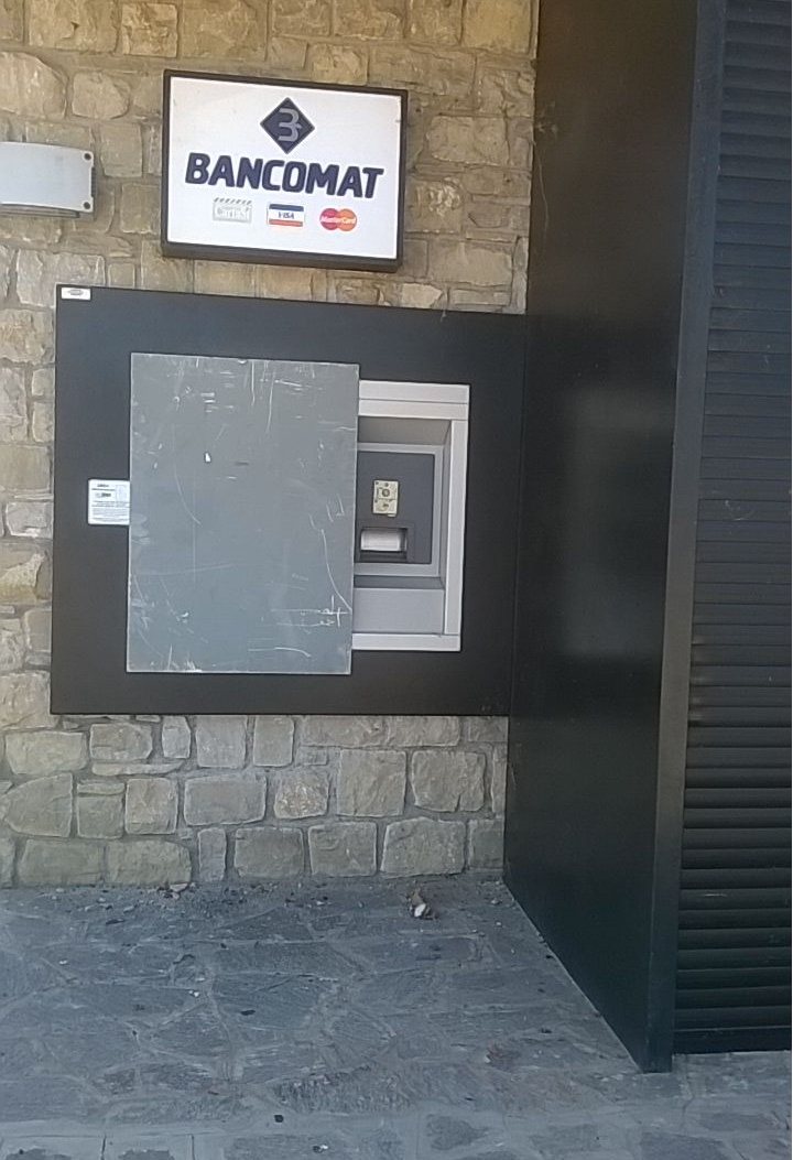 Furto in banca, ma assalto riesce solo a metà