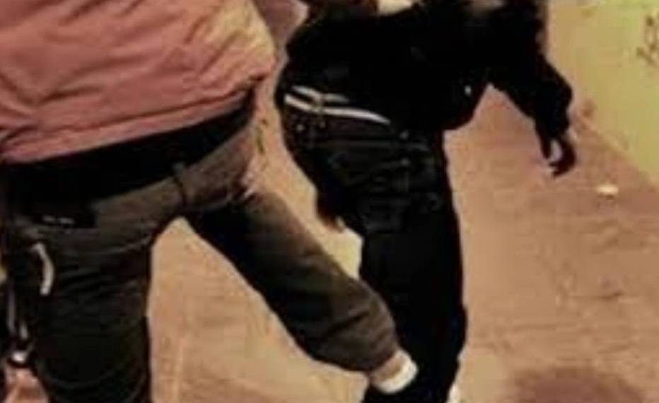 Maxi rissa e accoltellamento tra ragazzine alla fermata del bus