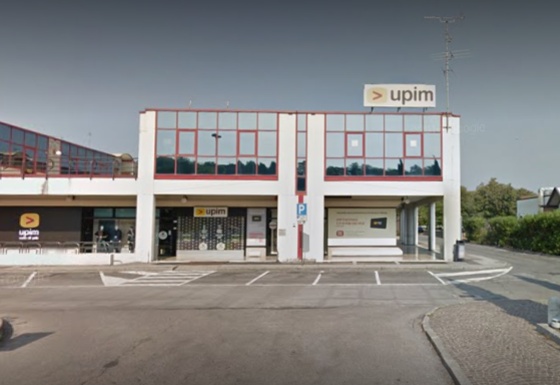 Ruba i vestiti ma la negoziante la rincorre