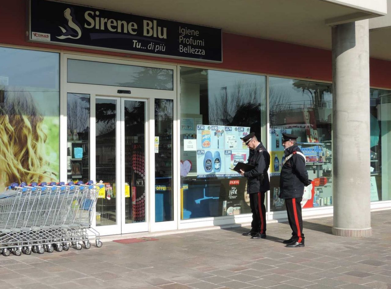 Ruba l’incasso da una profumeria. Arrestato 50enne italiano
