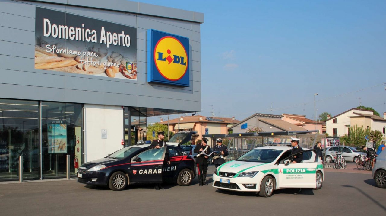 Ruba la spesa, ma viene bloccato e arrestato