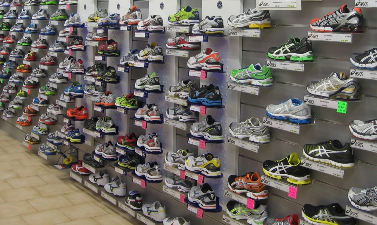 Ruba le scarpe, poi ci ripensa e vuole cambiarle