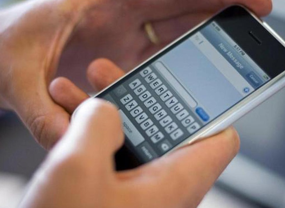 Strappa dalle mani un cellulare, ladro svanisce nel nulla