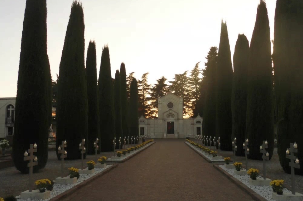 Rubano  fiori e regali dalle tombe del camposanto
