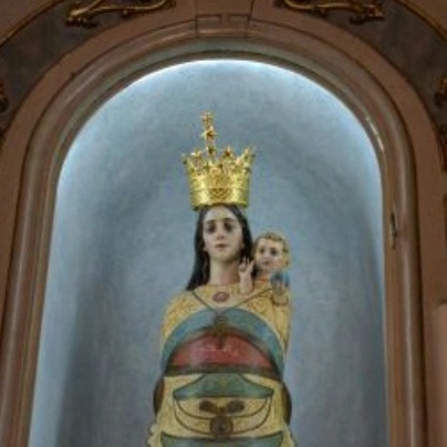 Rubano la corona del bambinello e la buttano