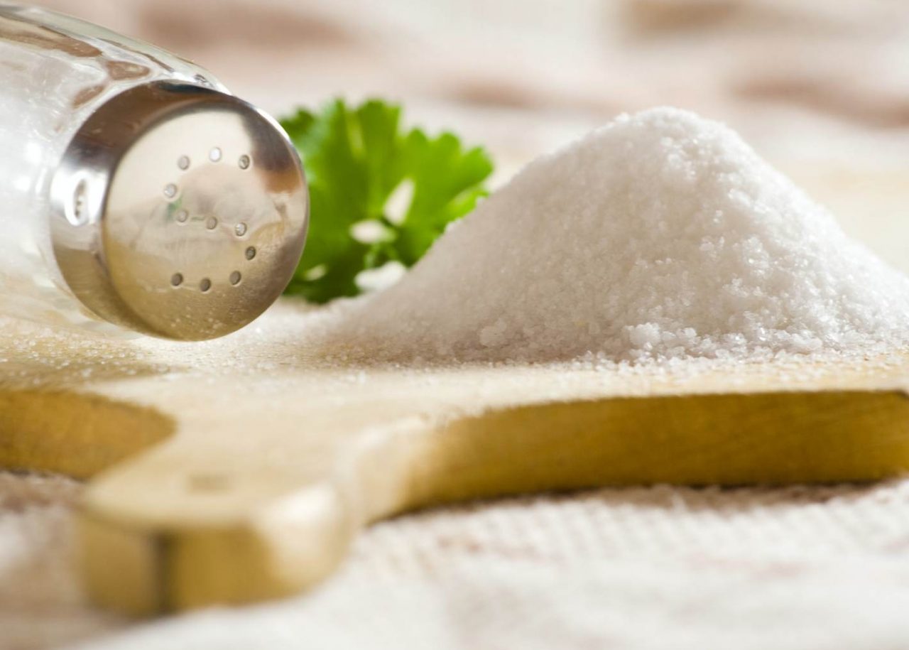 Sale, ecco come sostituirlo per cucinare light