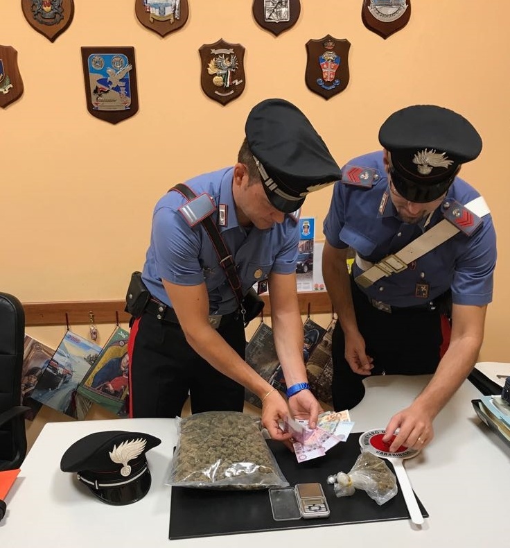 Salta il posto di blocco, in auto mezzo chilo di erba