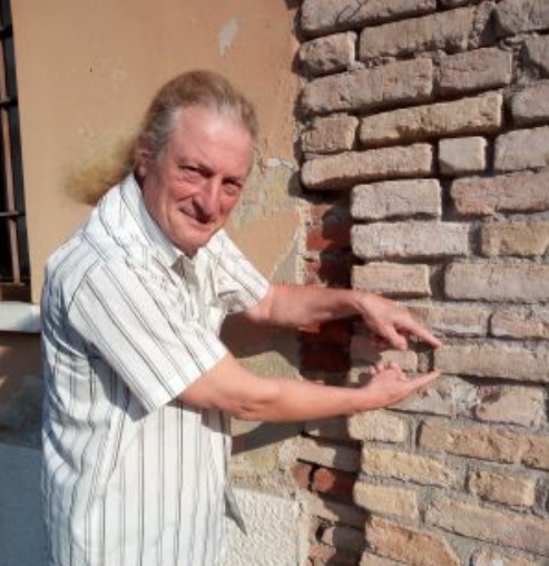 «Salviamo l’antico arco medievale dal degrado?»