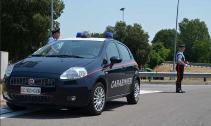 Sbanda e urta un’altra auto