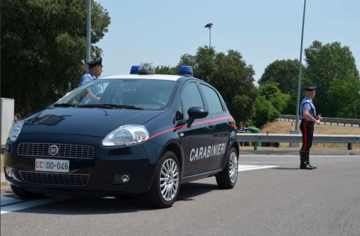 Sbanda e urta un’altra auto