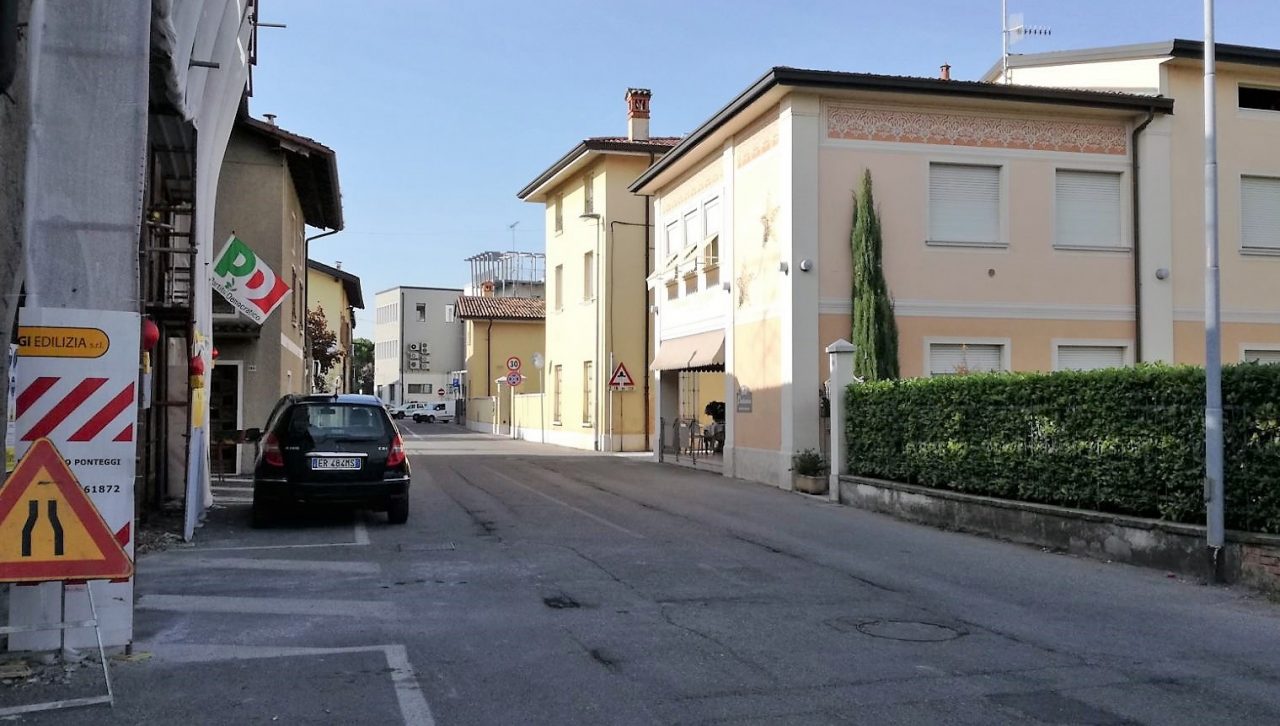 Scippano un’anziana e scappano in scooter