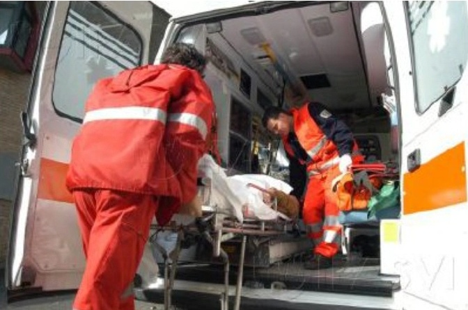 Scivola e cade nel canale. Morta 88enne