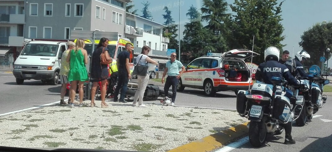 Scontro auto-moto in viale Europa