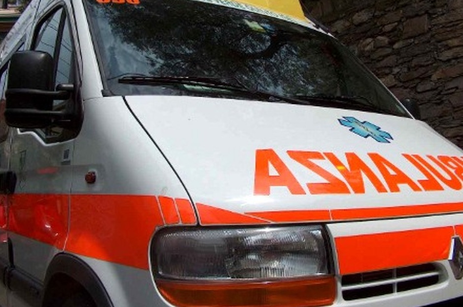 Scontro tra due auto, in tre in ospedale