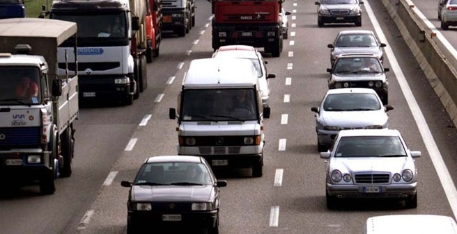 Scoppia pneumatico tir, coda direzione Venezia