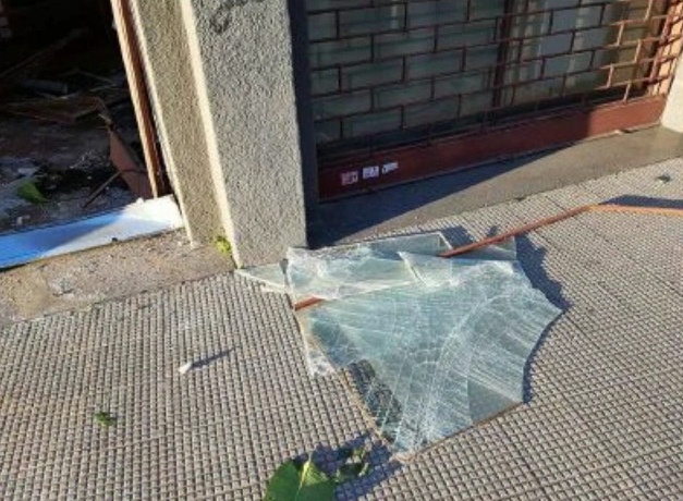 Sfondano la vetrata e rubano in negozio