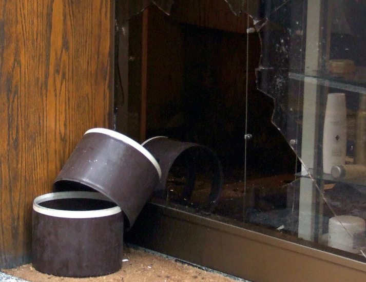 Sfondano la vetrata ma trovano 100 euro