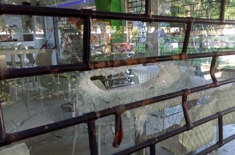 Sfondano la vetrina ma trovano un vecchio pc