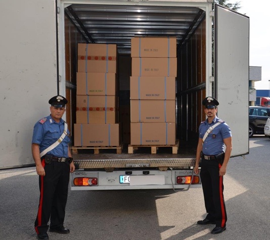 Si finge corriere Tnt per rubare 50mila euro di scarpe