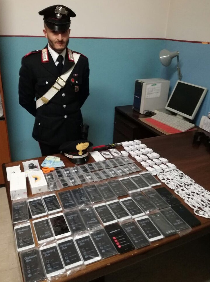 Tenta di rubare 35 smartphone, arrestato