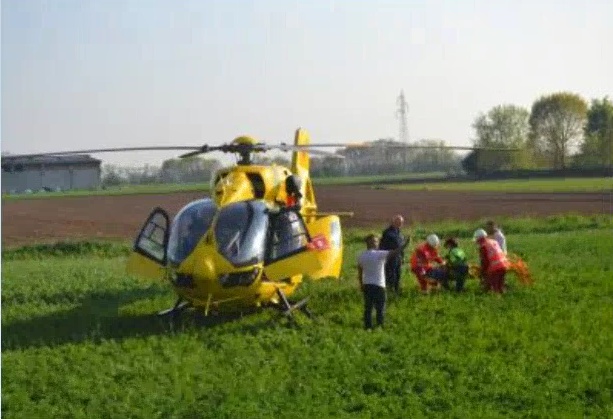 Si schianta contro l’albero, muore un 70enne