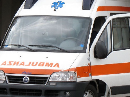 Si schianta in moto e finisce nel lago, muore 54enne