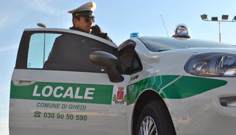 Sicurezza stradale, ritirate otto patenti