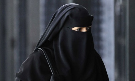 Sicurezza: “vietare burqa e niqab in tutti i luoghi pubblici”