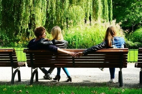 Simula una rapina, ma era a letto con l’amante