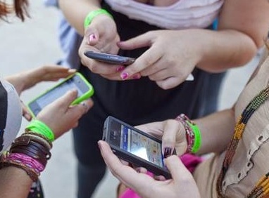 Smartphone, arriva il patentino per l’uso