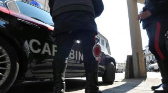 Solo 24 mesi: bimba dimenticata in auto salvata dai militari