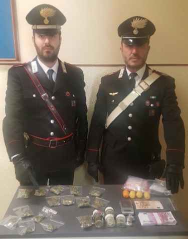 Spacciava al parco, arrestato 25enne italiano