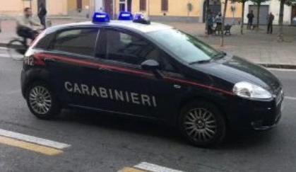 Spintona i carabinieri e fugge in bici