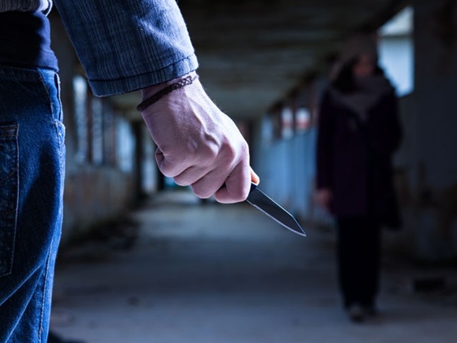 Stalker 36enne: buca 18 volte le ruote dell’auto della ex