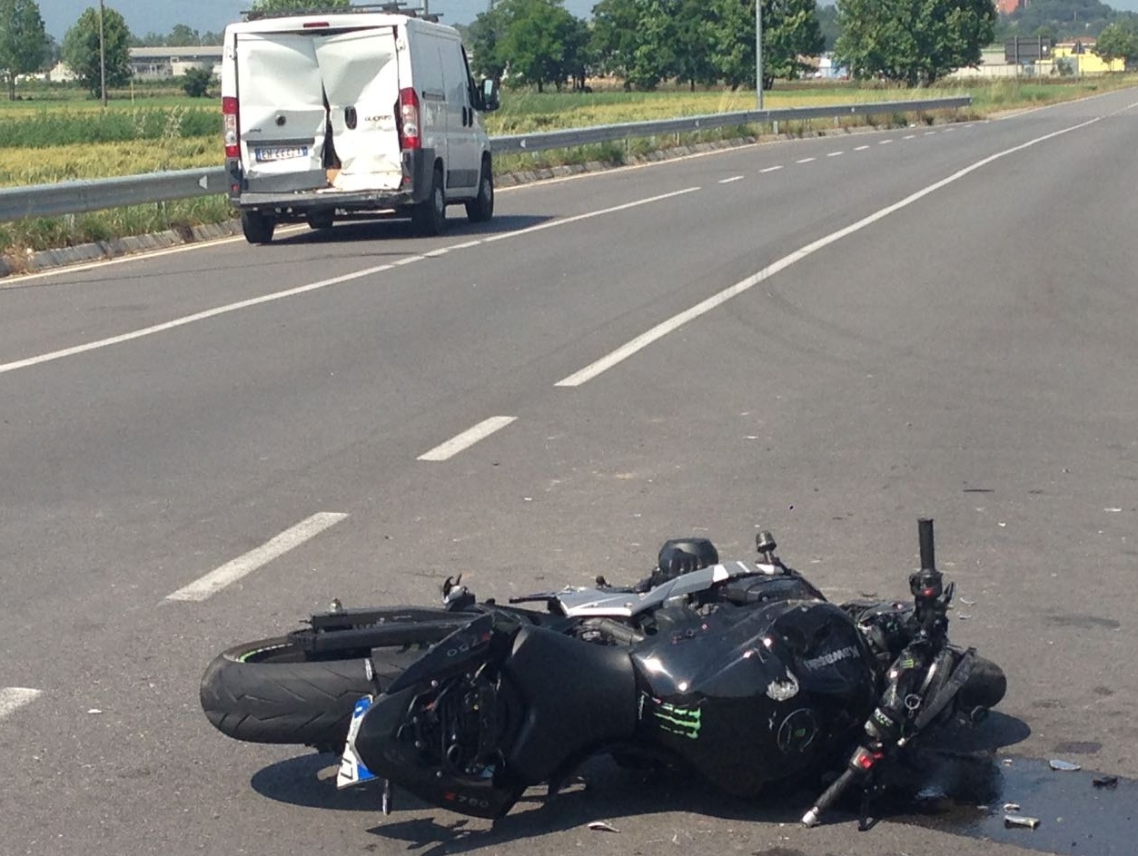 Starnutisce per l’allergia e tampona il furgone