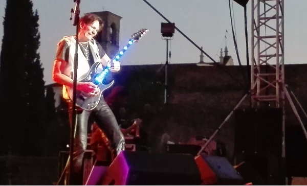 Steve Vai, lo spettacolo del “marziano”
